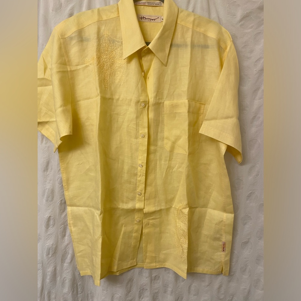 Classic men’s linen shirt in Cubavera style.Size XL. NWOT.